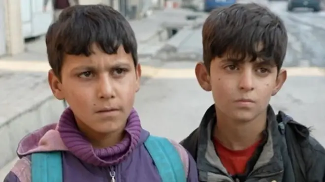 경제가 붕괴된 아프가니스탄에서 아이들은 가족의 생계를 돕기 위해 학교 대신 일터로 나간다