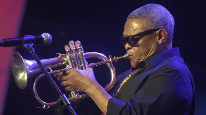 Hugh Masekela dey blow trumpet for concert