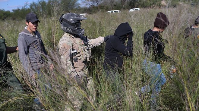 Políciaturn cbet percentagefronteira detém imigrantes na fronteira com o México