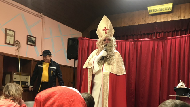 Homem caracterizadobwin ptSão Nicolau entrega presentes para criançasbwin ptfesta tradicionalbwin ptBled, na Eslovênia