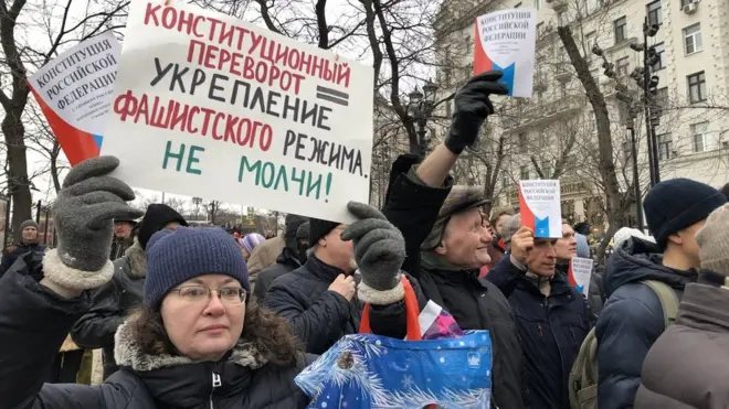 U nekoliko gradova organizovani su protesti, a ovaj transparent upozorava na „rušenje ustavnog poretka", ali nisu svi Rusi toliko zabrinuti