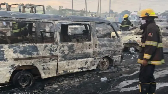 Fireman dey look bus wey burn