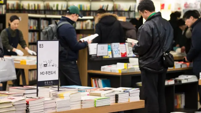 서점에서 책을 읽고 있는 사람들