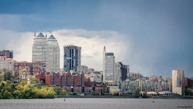 Дніпро зараз є центром Дніпропетровської області. Її пропонують перейменувати в Дніпровську чи Січеславську. Чи, може, Січославську, запитують у професора Пономарева.