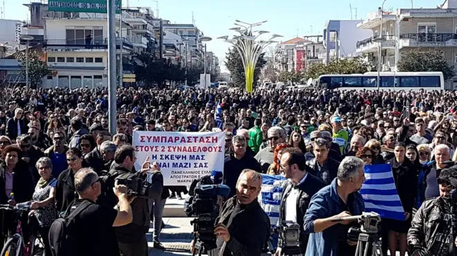 Yunanistan'ın kuzeyinde binlerce kişi Yunan askerlerin serbest bırakılması çağrısı yaptı.