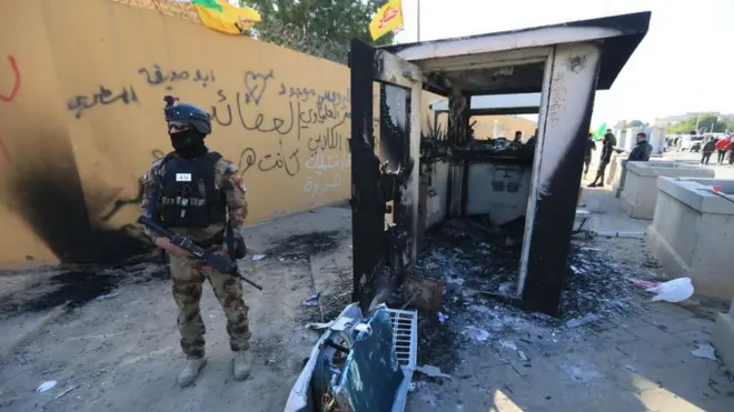 اتخذت القوات العراقية إجراءات أمنية تزامنا مع مغادرة أنصار الحشد الشعبي محيط السفارة الأمريكية