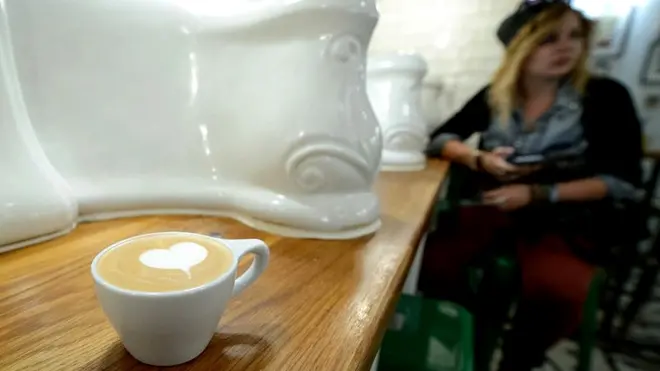 Qədimi Viktoriyadan qalma tazın yanında bir fincan qəhvə... Gözəllik!