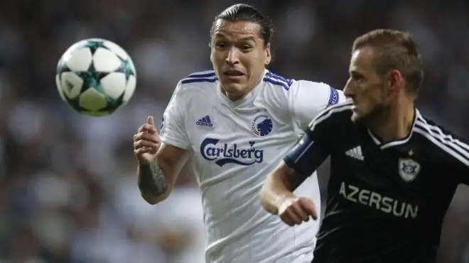 UEFA Çempionlar Liqasının qrup mərhələsinə yüksələn ilk Azərbaycan klubu - Qarabağ 12 sentybarda Londonda Chelsea klubu ilə qarşılaşacaq. (Şəkildə: Qarabağ-Kopenhagen oyunu - Arxiv)