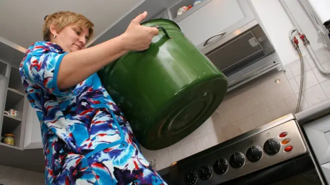 В Києві після кількох літ без гарячої води багато хто відмовився від підігріву води у каструлях, і придбав бойлери