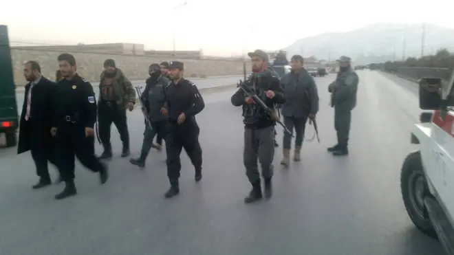 گزارش‌ شده که یک حمله کننده انتحاری خود را در نزدیک ساختمان پارلمان افغانستان منفجر کرده است