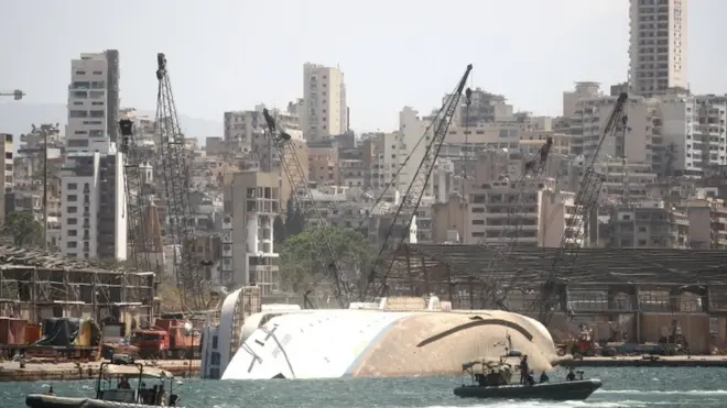 سبب الانفجار دمارا كبيرا في الميناء