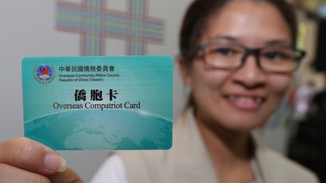 台灣的僑委會為返台參加雙十節慶典的僑民發行僑胞卡，憑卡可以在特約商店取得優惠。