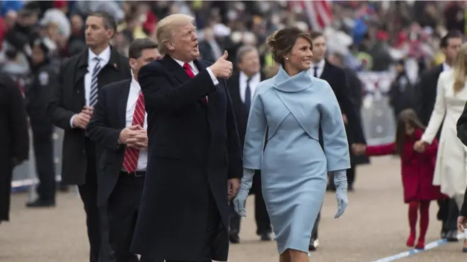 President Donald J. Trump dan Ibu Negara , Melania Trump, saat parade usai pelantikan Presiden Amerika Seriakt ke-45.