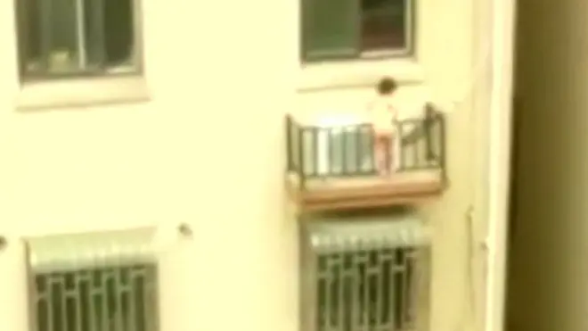 كيف نجت طفلة من موت محقق؟