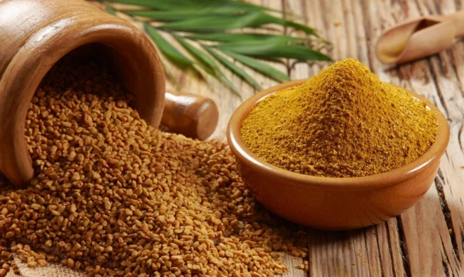 Gros plan de graines de fenugrec biologique séchées et moulues