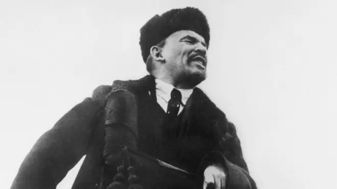 Tras llegar al poder Lenin (aquí en 1918) eliminó el calendario juliano. El 31 de enero de 2018 se cambió al sistema gregoriano y en vez de 1 de febrero ese año se pasó directamente al 14 de febrero.
