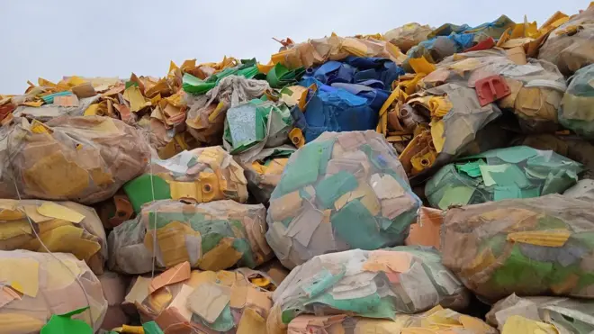 Des ballots de débris de bidons de 20 litres stockés dans l'atelier de Père Aziz à Mbeubeuss