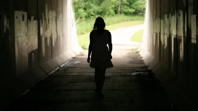 Mujer en un tunel