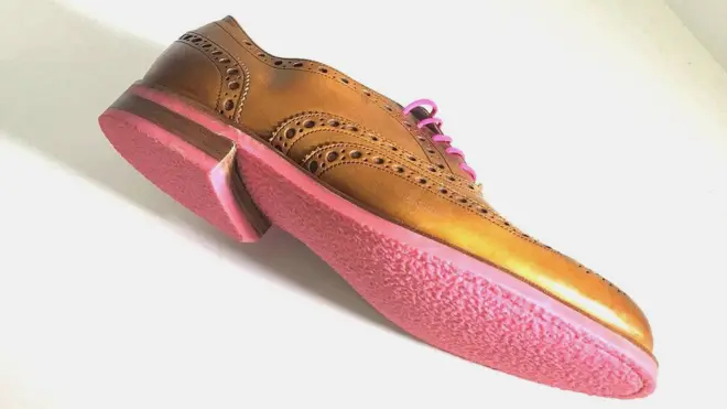 آنا بولس قررت اعادة تدوير اللبان وصنع مواد مفيدة منه كالأحذية والأكواب البلاستيكية.