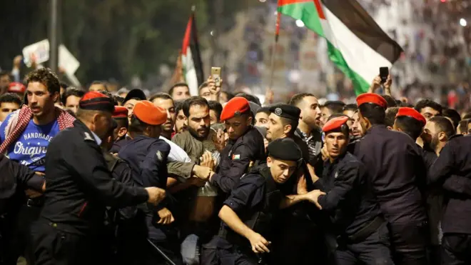 المظاهرات خرجت احتجاجا على ارتفاع الأسعار ومشروع قانون ضريبة الدخل