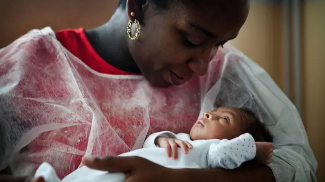 Nwaanyị kụ nwa nwoke