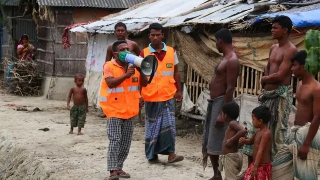 میلیونونه خلک د خطر له سیمو ایستل شوي او خوندي سیمو ته لېږدول شوي