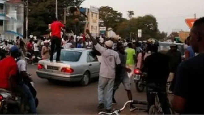 Некоторые люди вышли на улицу праздновать инауграцию нового президента, который принял присягу в соседнем Сенегале