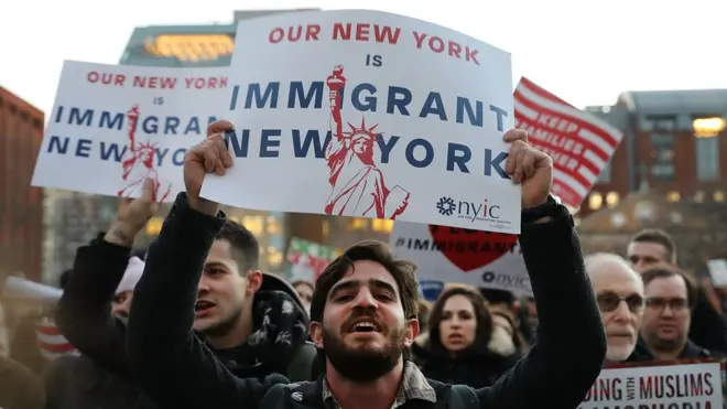 Ratusan orang mengikuti unjuk rasa menentang rencana pemulangan paksa pendatang gelap dan pembangunan tembok di perbatasan Amerika dengan Meksiko.