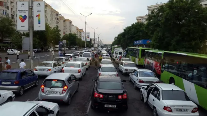 Тошкент кўчасидаги тирбандлик