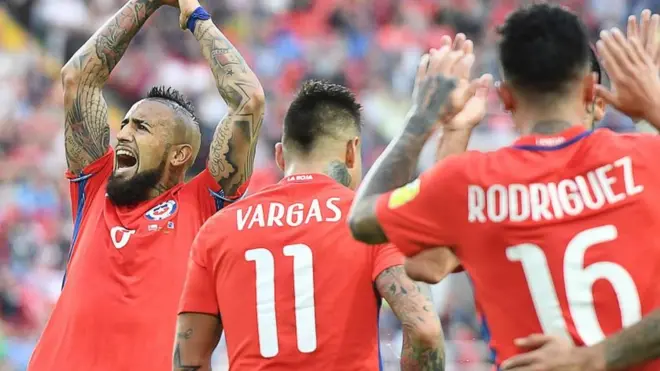 Arturo Vidal celebra el gol marcado por Rodríguez ante Australia.
