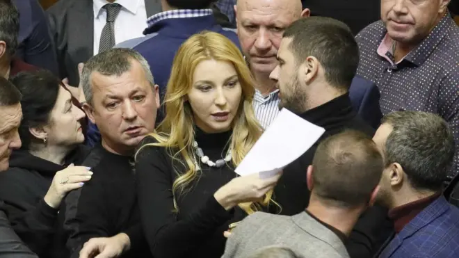 Parlemen Ukraina menyetujui usul Presiden Poroshenko menerapkan darurat militer di kawasan-kawasan yang berbatasan lansung dengan Rusia.