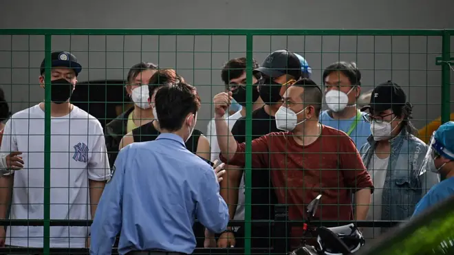 部分上海居民再次被封鎖,圍欄內憤怒與工作人員對峙