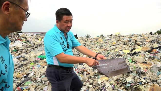 Jenjarom está sufocada por 17 mil toneladas de resíduos plásticos.
