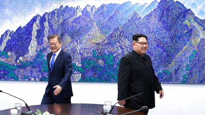 Kim Jong-un (R) and Moon Jae-in