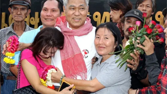 ครอบครัวของนายสุรชัย ด่านวัฒนานุสรณ์ หรือ สุรชัย แซ่ด่าน เข้าสวมกอด หลังจากที่ได้รับอิสรภาพเมื่อวันที่ 4 ต.ค. 2556