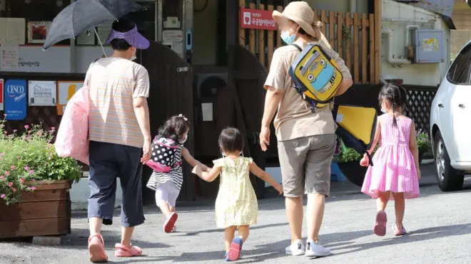 아이들이 지역사회에서 코로나19를 어떻게 전파하는지에 대한 정보는 부족하다