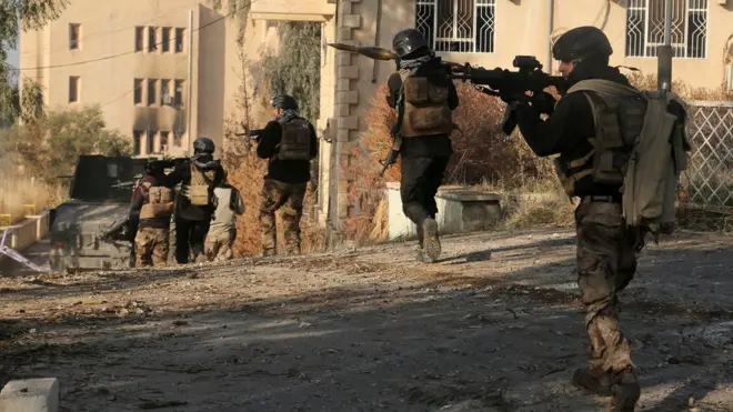 Irak ordusunun özel timleri Musul Üniversitesi kampüsünde ilerliyor