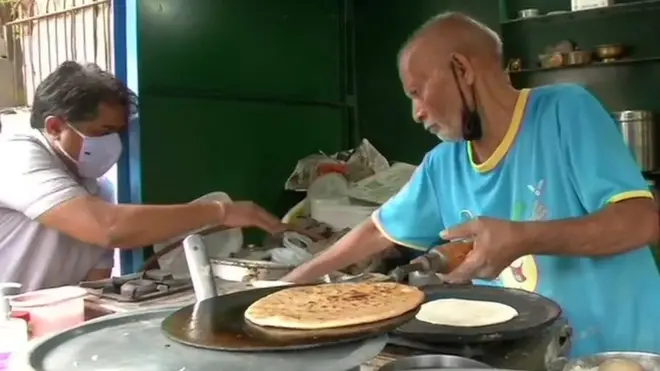 ویڈیو میں بابا نے بتایا کہ ان کا کاروبار بالکل ختم ہو کر رہ گیا تھا