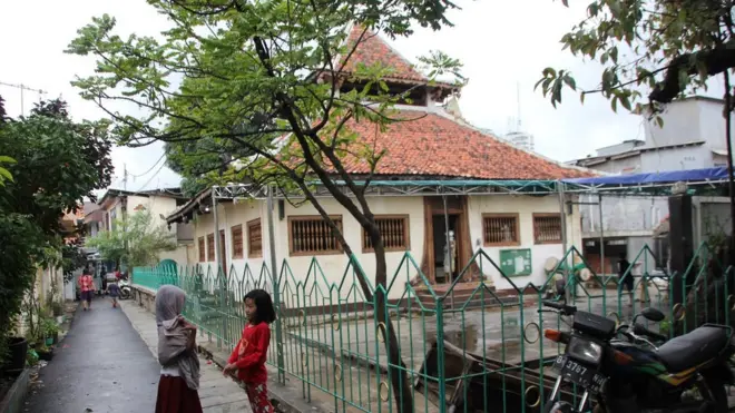 Masjid Angke, yang didirikan 1961, masih berdiri kokoh dan langgam arsitekturnya menggambarkan gabungan berbagai pengaruh Jawa, Bali, Arab, Eropa dan Cina.