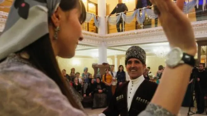 چارواکي به راتلونکي کې زوم، ناوې او د دوی میلمانه څاري