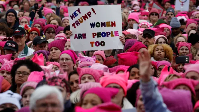 Символ "Жіночого шапку" - в'язана рожева шапка