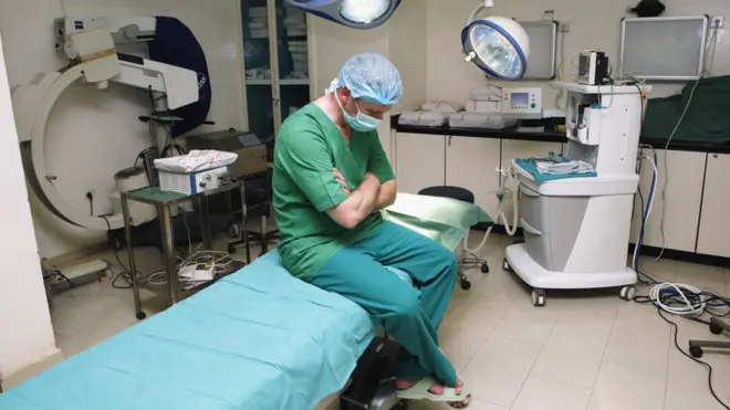 Врач после операции