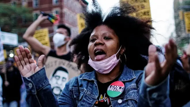 رد فعل سيدة بعد صدور الحكم.