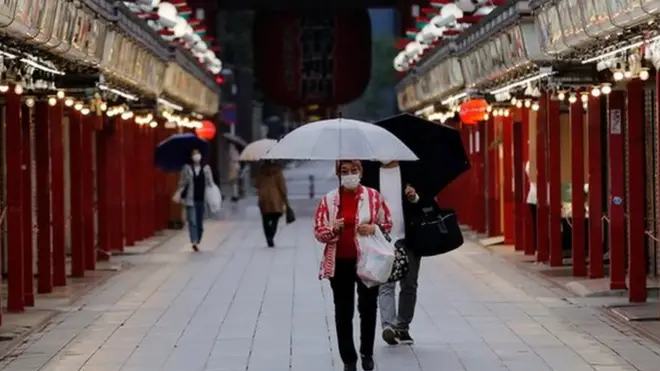 像许多周边国家与地区一样，日本在很长一段时间内控制住了疫情。