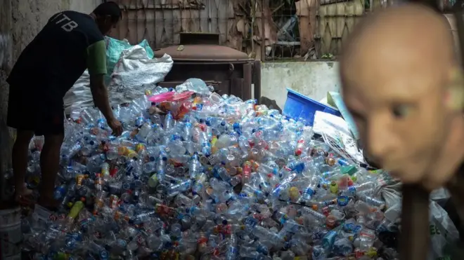 Danone-Aqua mengatakan ingin mengumpulkan sampah plastik dari lingkungan lebih banyak dari volume yang digunakan.