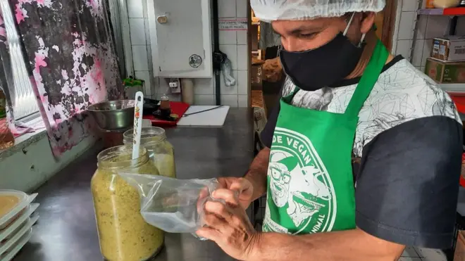 Celso Custódio Vieira, 49 anos, trabalha atualmente como cozinheiro num restaurante