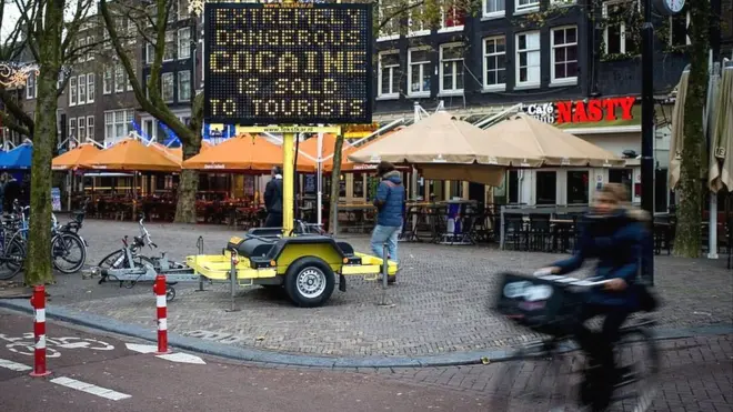 En varios lugares de Ámsterdam advierten a los visitantes sobre los peligros de la venta ilícita de droga.