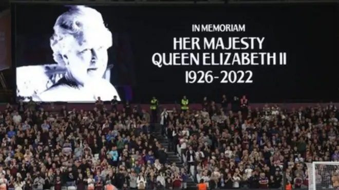 حداد على الملكة إليزابيث في ملاعب كرة القدم