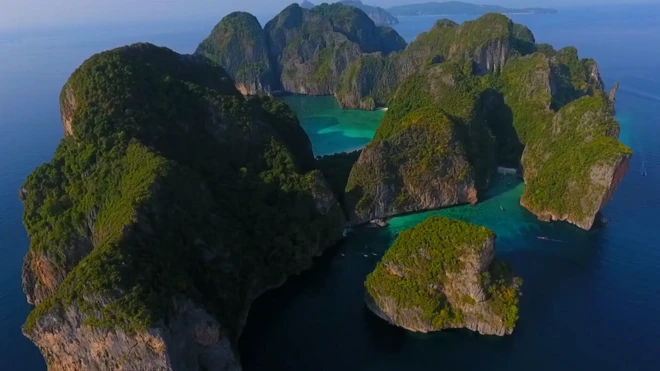 ความงดงามอ่าวมาหยาจากท้องฟ้า