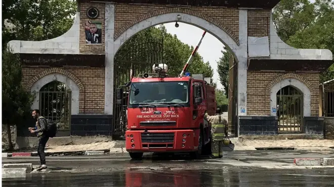 انفجار انتحاری زمانیکه علما در حال خروج از این محل بودند، رخ داد.